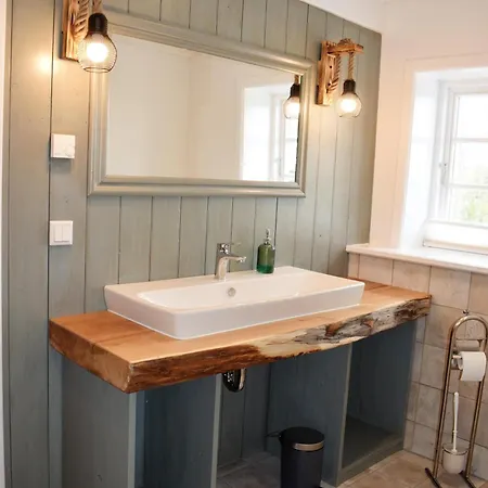 Nele Emmelsbuell-horsbuell *